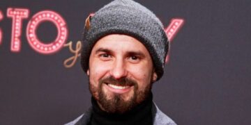 Actor from Hit Netflix Series Dies Suddenly After Collapsing on Beach, Leaving Community in Shock